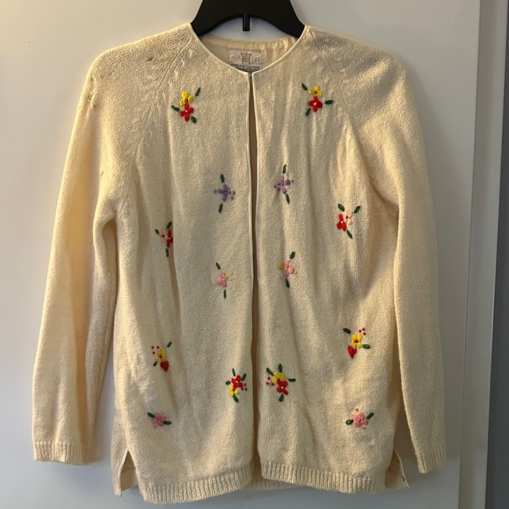 Vintage Cream Floral Embroidered Women's Cardigan Sweater